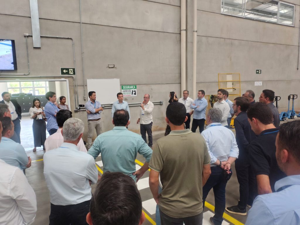 Representantes dos municípios visitaram grandes empresas em Extrema