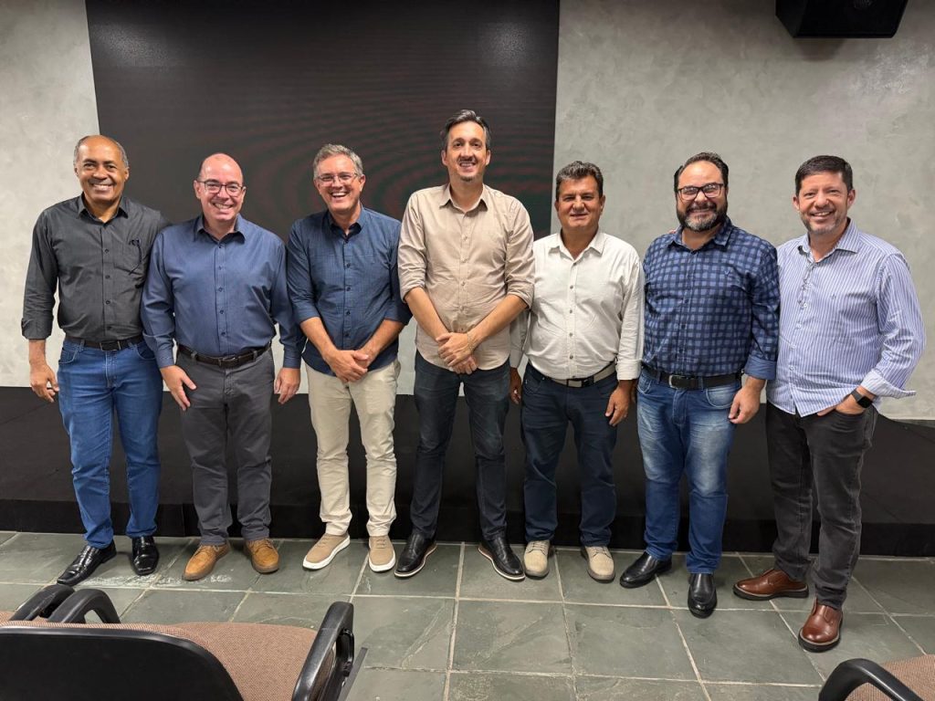 Autoridades de Fernandópolis (SP) e consultores da Directpar no lançamento do programa.